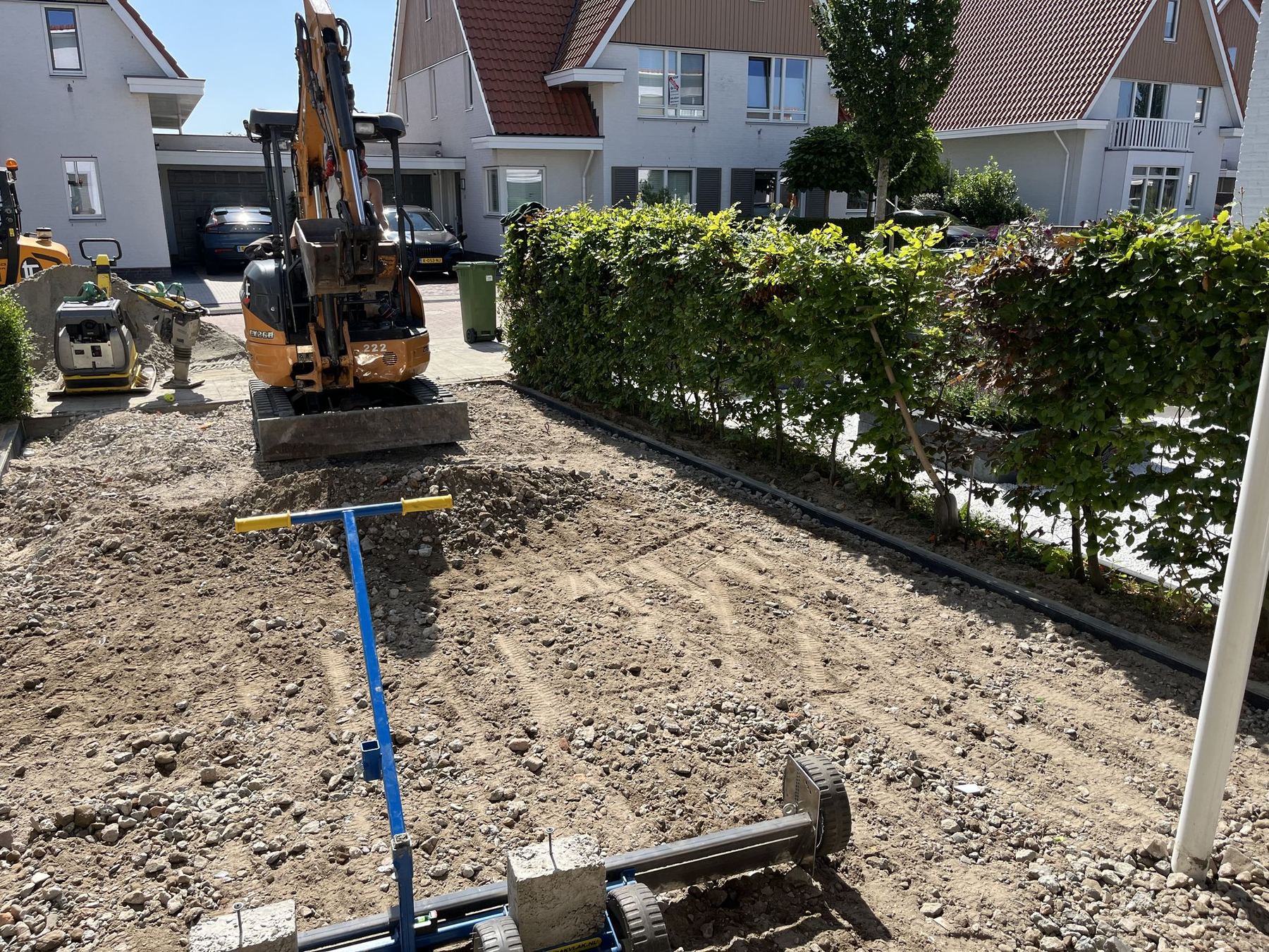 Fundatielaag egaliseren onder de oprit in Oostvoorne