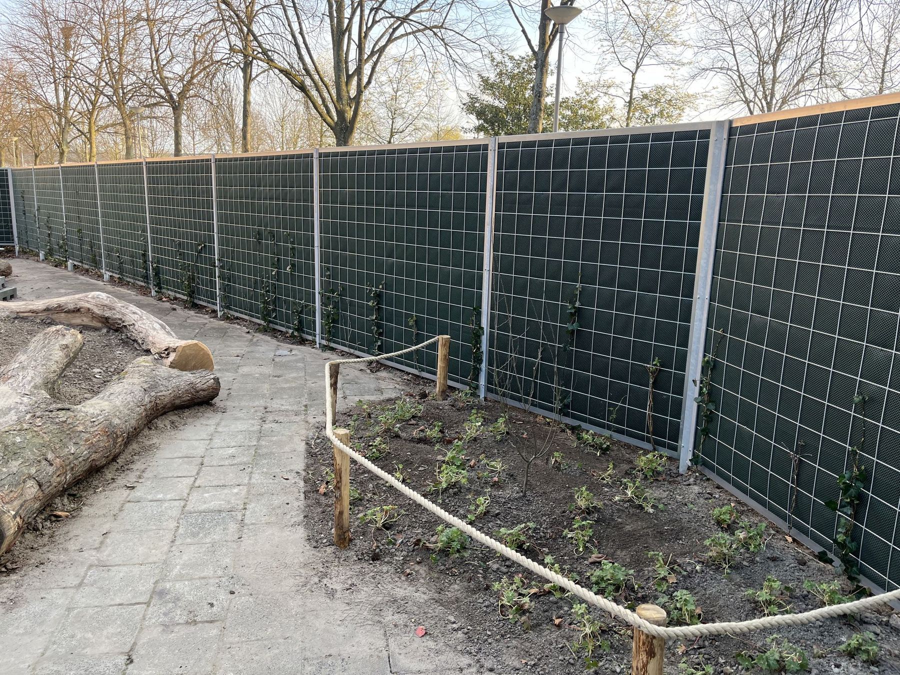 Geluidswerende schermen rond een schoolplein in Rotterdam