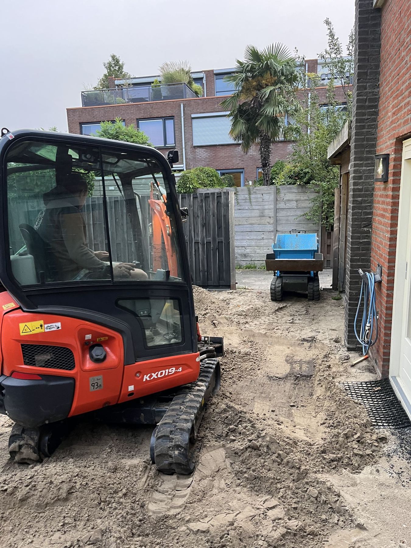 Fundatie uitgraven met een minigraver in Rotterdam
