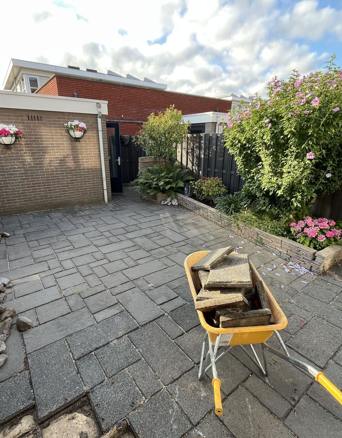 Achtertuin in Ridderkerk vóór de nieuwe bestrating