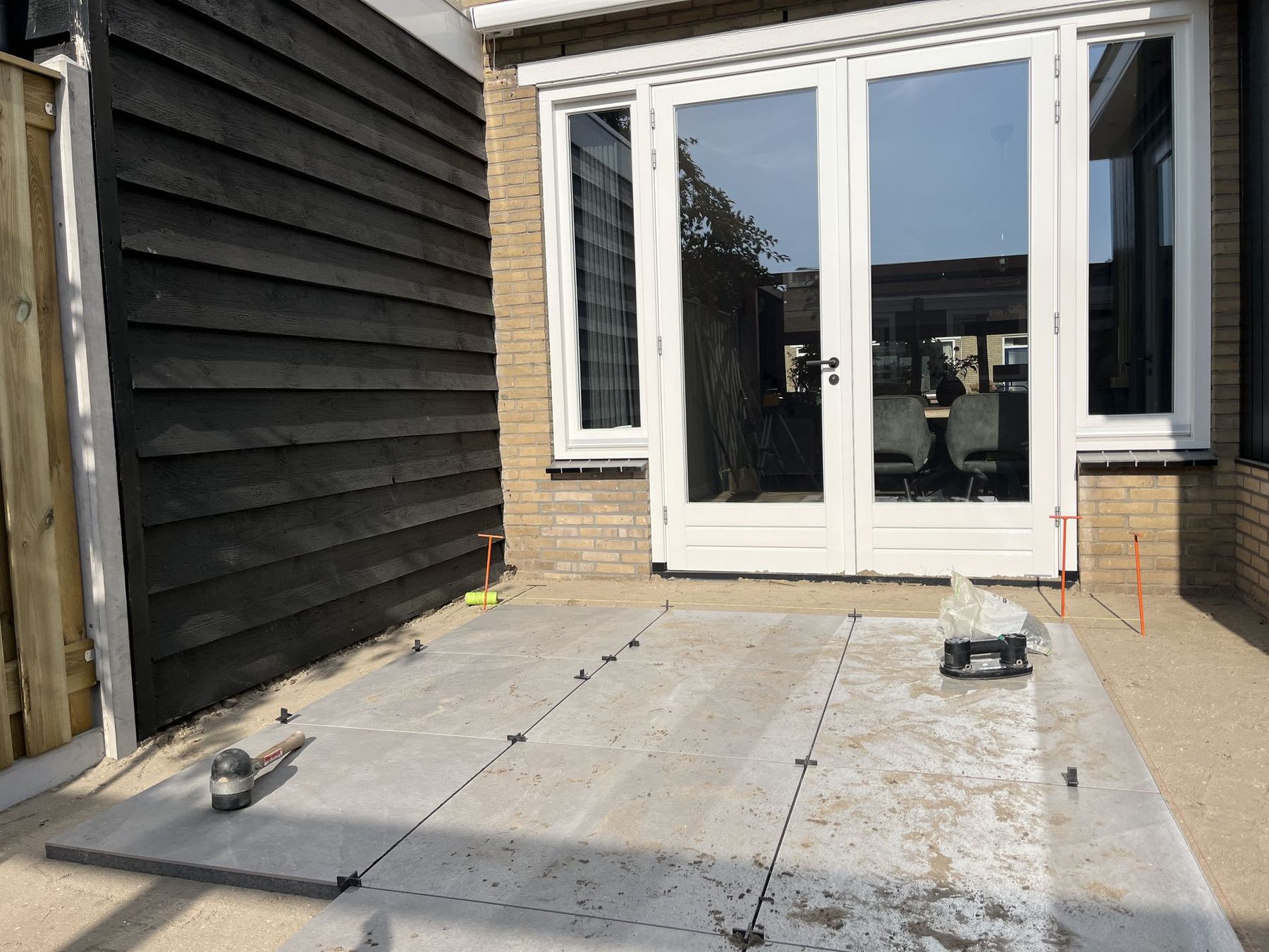 Keramisch terras bij de tuindeuren in Nieuw-Beijerland