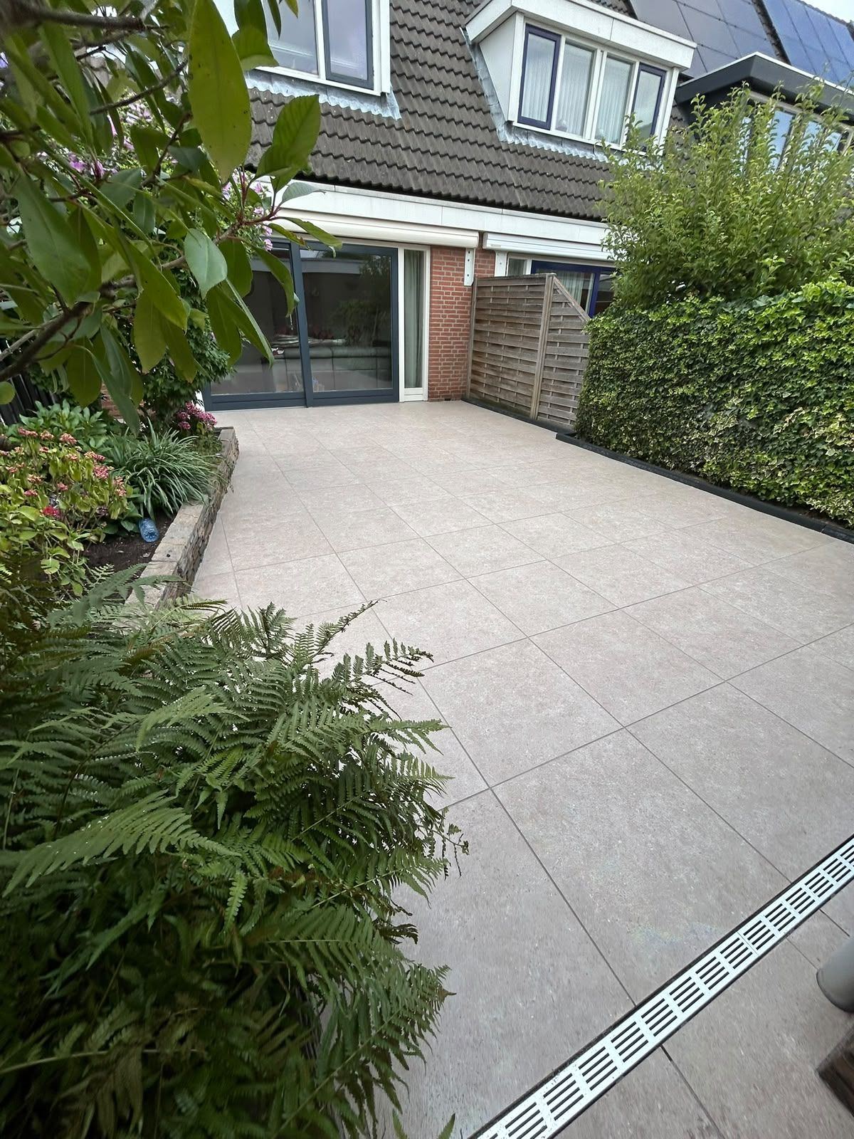 Keramisch terras met lijngoot in Ridderkerk