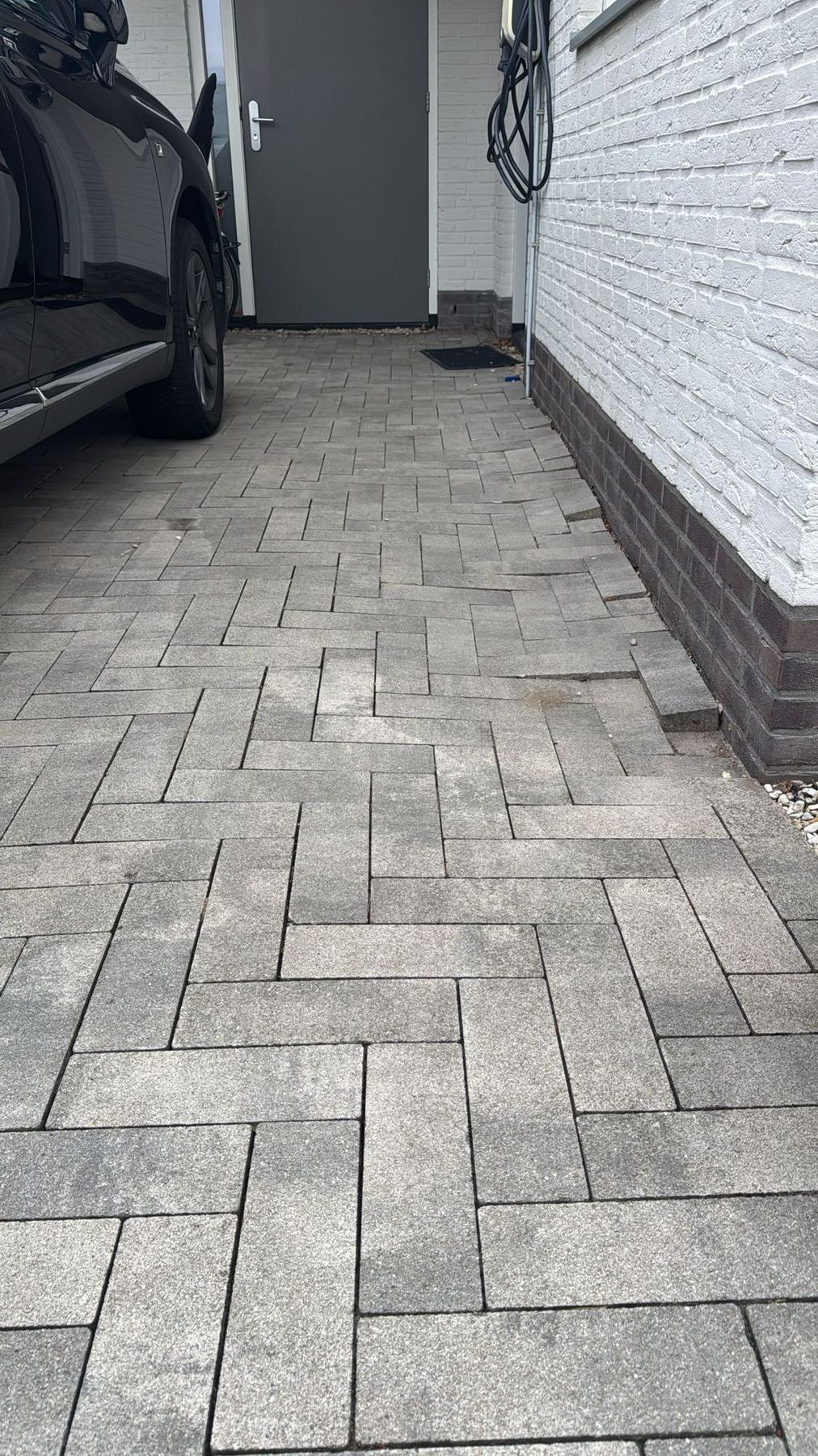 Verzakte oprit in Oostvoorne vóór het herstraten