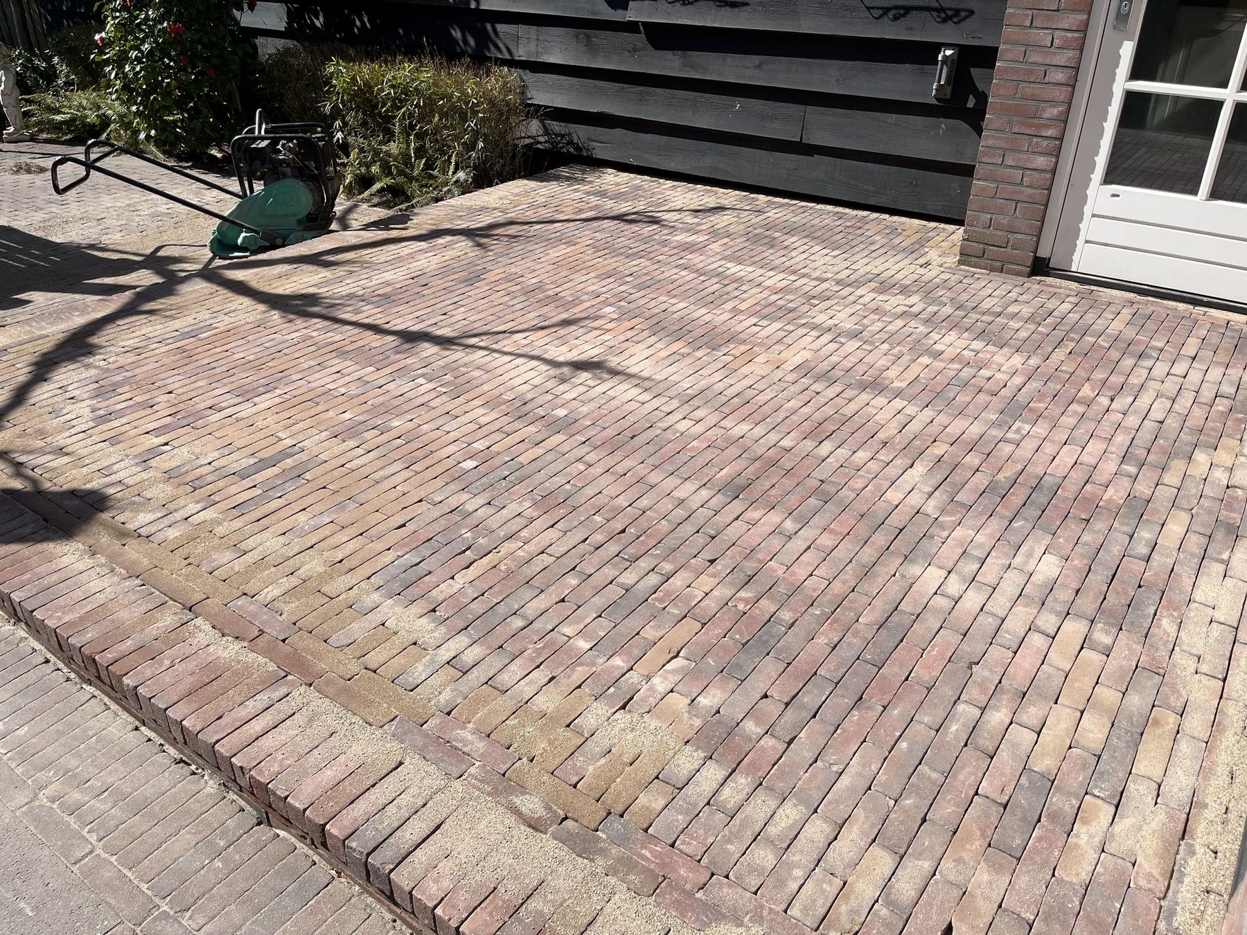 Terras van gebakken klinkers in Nieuw-Beijerland