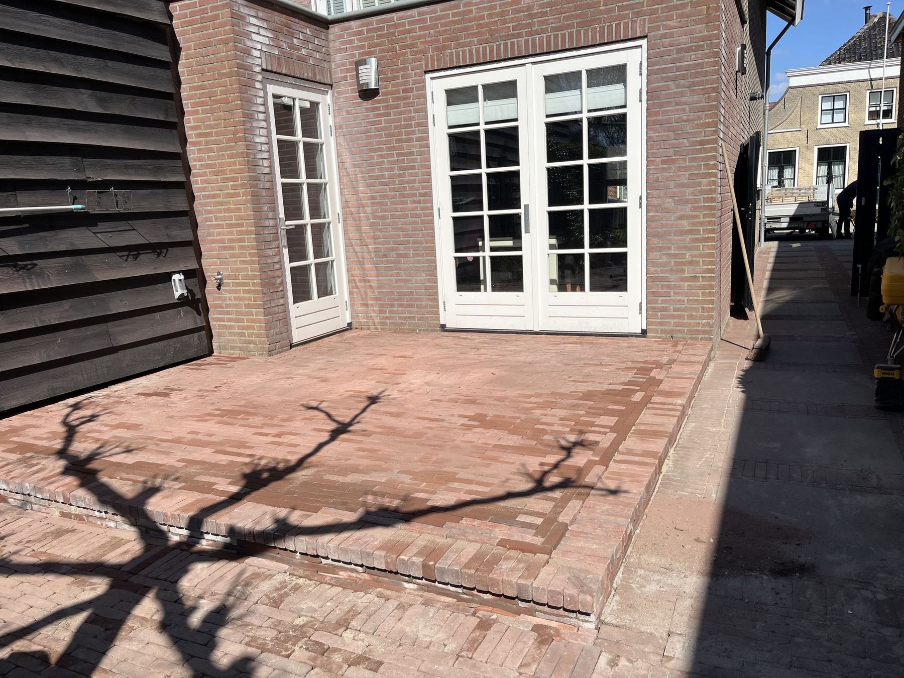 Verhoogd klinkerterras bij de tuindeuren in Nieuw-Beijerland