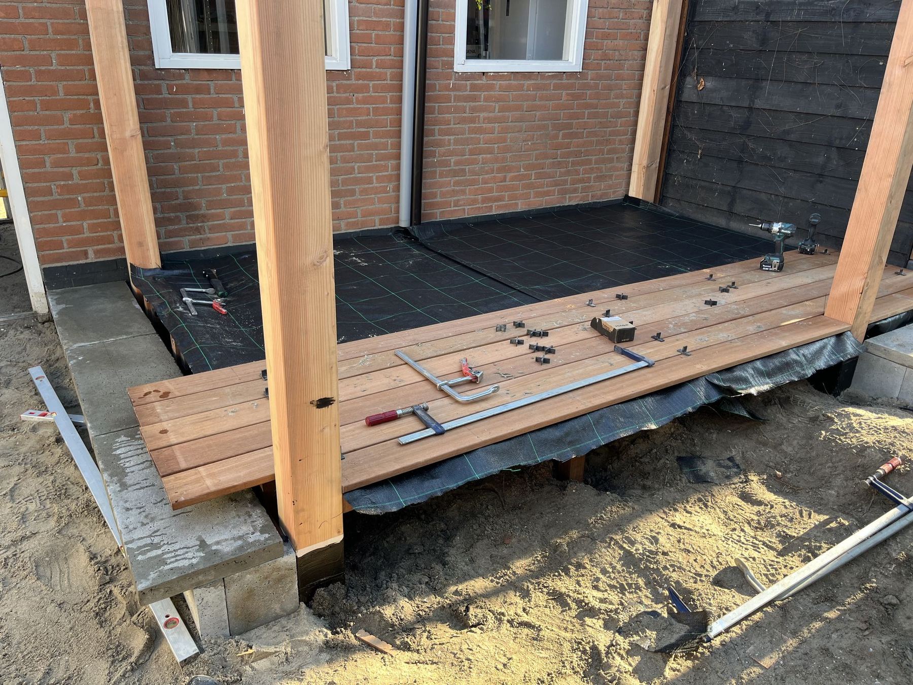 Hardhouten vlonder en pergola in aanbouw in Nieuw-Beijerland