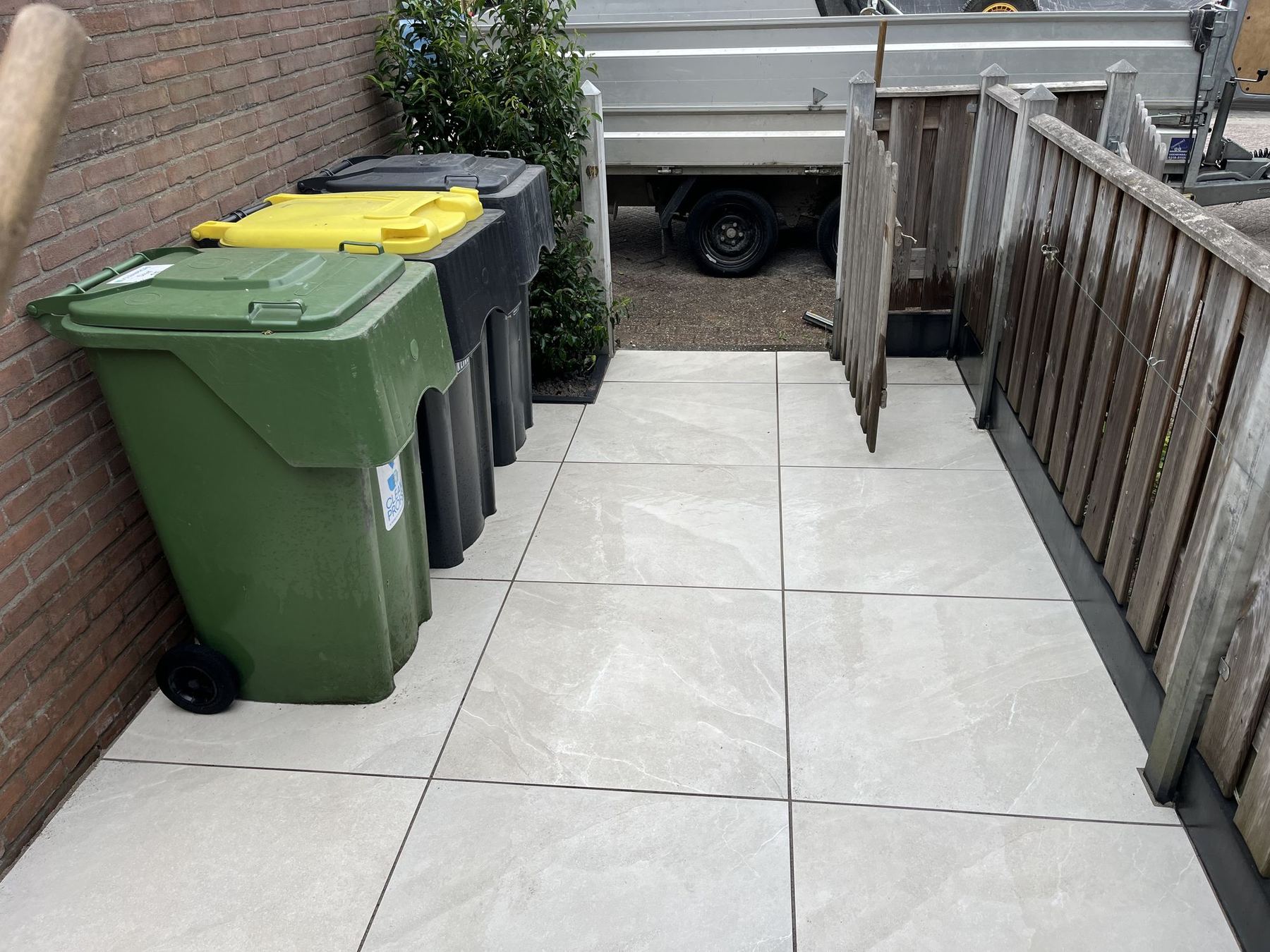 Zijpad met keramische tegels in Nieuw-Beijerland